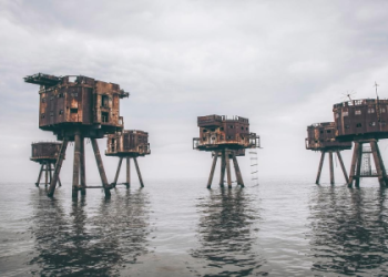 Life on a Deserted Island with an Enemy Female Soldier： Survival and Conflict