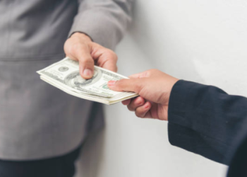 Real Life Money in the Hands： Understanding Cash on Hand