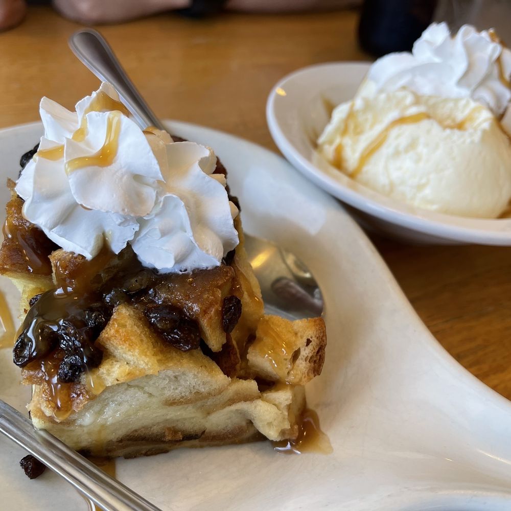 Grand Traverse Mall Food Court: Quick Bites and Yummy Treats