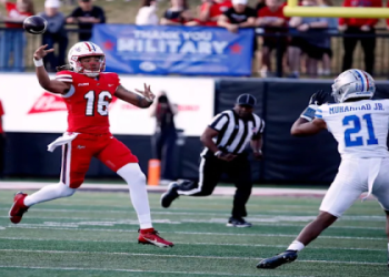 7 Expert Secrets to Who's Favored to Win Tonight's Football Game Today: The Ultimate Guide for Fans